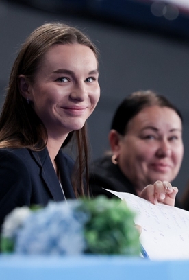 Олимпийская чемпионка Алина Кабаева поблагодарила судей Академии за помощь в подготовке гимнасток к турнирам