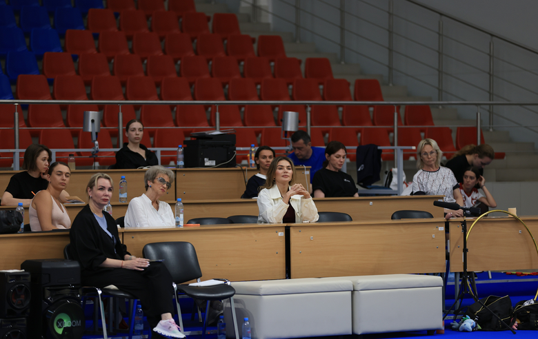 4 августа 2026 года. Тренеры, судьи и олимпийская чемпионка Алина Кабаева во время тренировки в ЦХГ «Жемчужина»