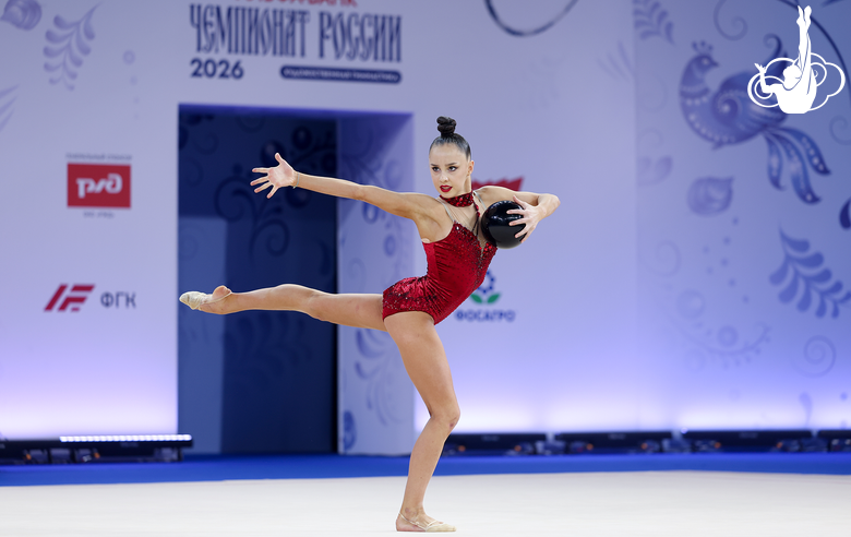 Мария Борисова во время упражнения с мячом