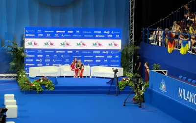 Sweet moments with Arina Kovshova from the Novosibirsk Region and Elizaveta Chernova in the kiss-and-cry zone!