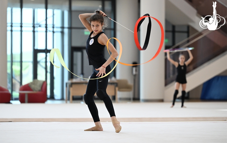 Каролина Тарасова работает над новой программой с лентой