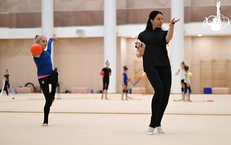 Хореограф Наталья Белугина во время работы с Елизаветой Гераськиной над новой программой с мячом