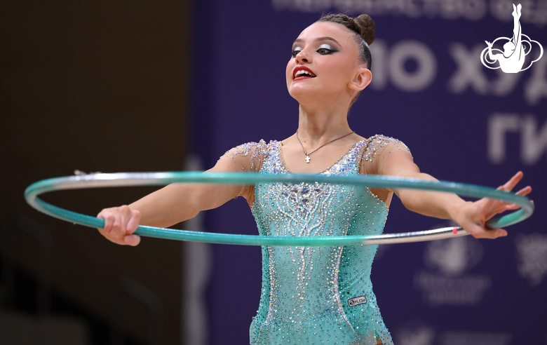 Эллина Денисова во время упражнения с обручем