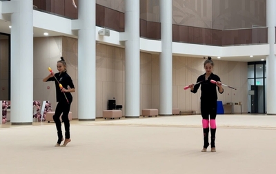 На тренировках гимнасток Академии всегда есть место для креатива!