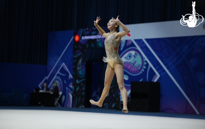 Aruuke Kurmanbekova during an exercise with clubs