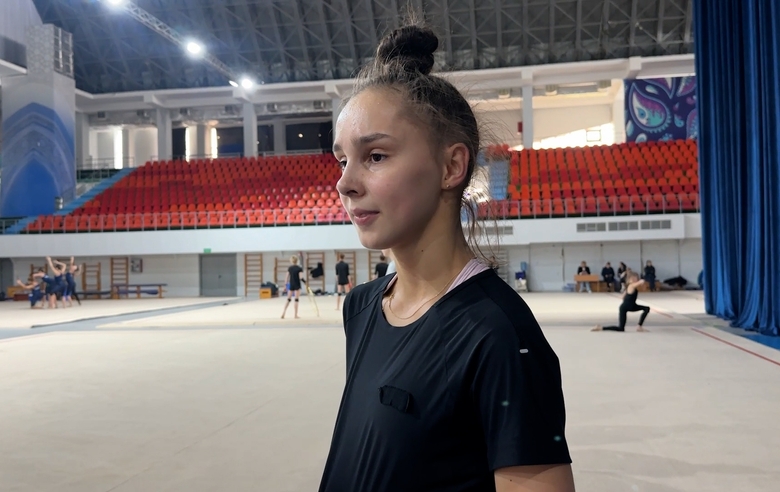 Алина Кабаева вместе с тренерами Академии помогает гимнасткам отработать элементы и риски перед стартом этапа Кубка мира в Узбекистане