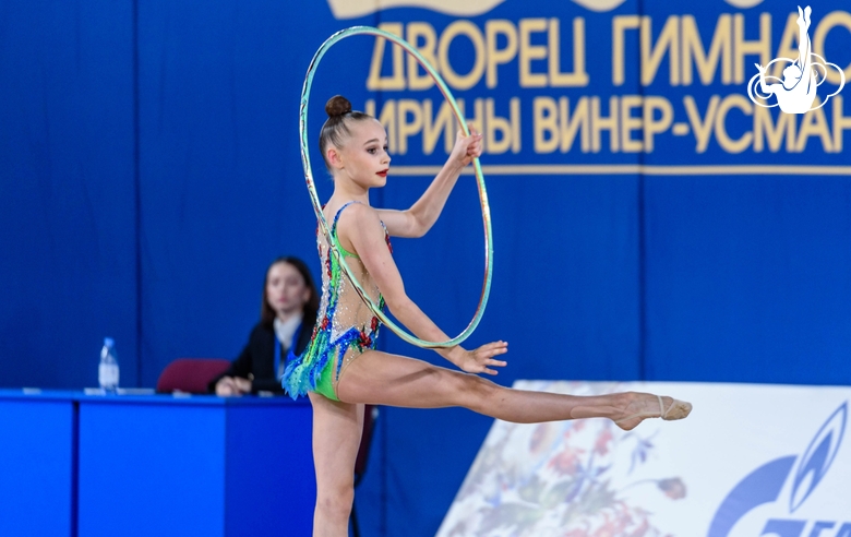 Яна Заикина во время упражнения с обручем