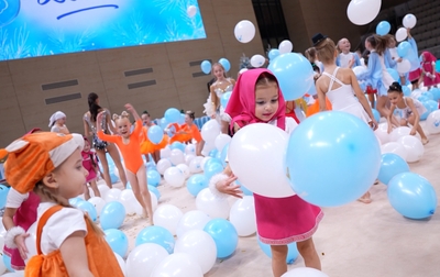 В конце новогоднего праздника в Академии участниц ждал сюрприз из шариков!