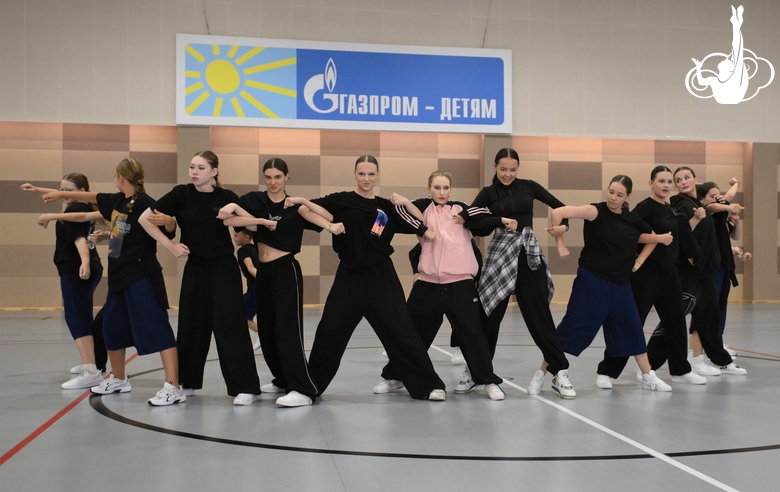 Alla Dukhova's dance studio TODES intensive course participants during a flash mob