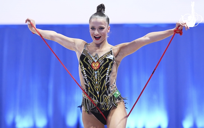 Milena Shchenyatskaya during an exercise with a jump rope