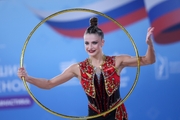 Милена Щенятская во время упражнения с обручем