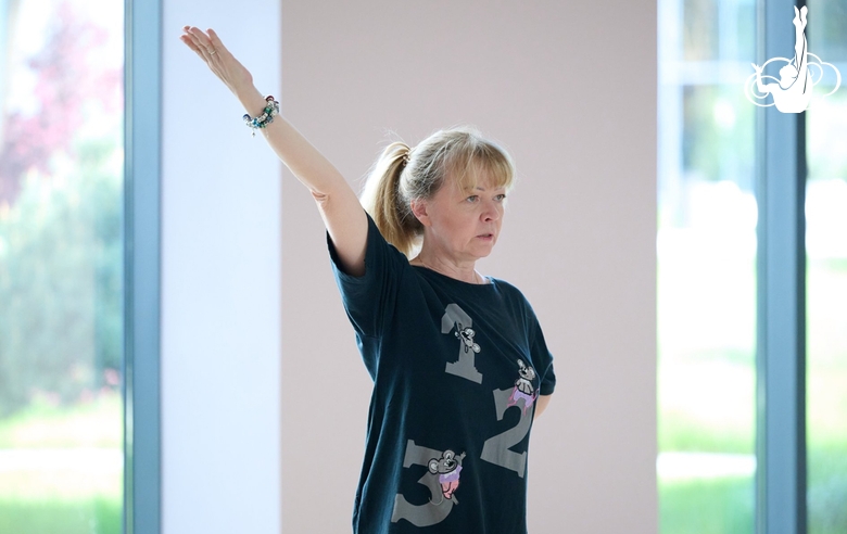 Хореограф Екатерина Сергеева во время занятия с гимнастками Академии
