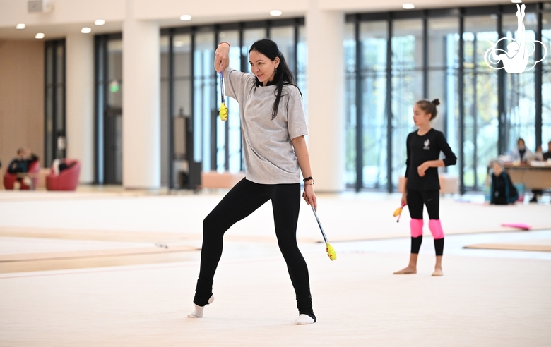 Хореограф Наталья Белугина во время работы с Ксенией Савиновой над новой программой с булавами