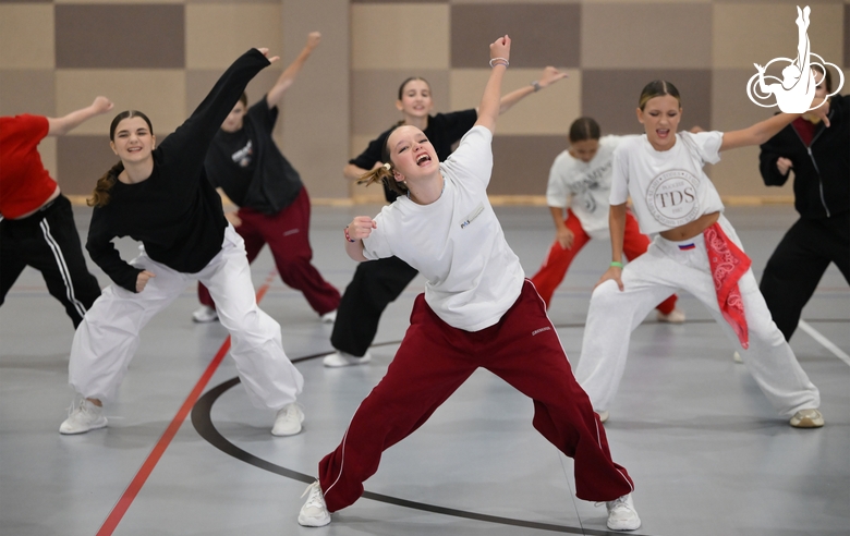 Alla Dukhova's dance studio TODES intensive course participants during a flash mob