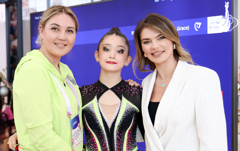 19 июня 2025 года. Олимпийская чемпионка Алина Кабаева с гимнасткой Лолой Джураевой и тренером Инарой Саттаровой на этапе «Кубка сильнейших» в Академии