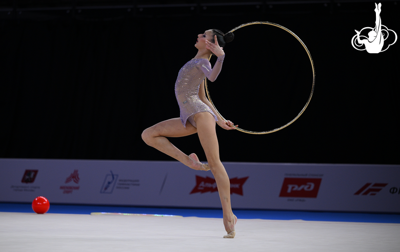 Николь Римарачин Диас во время упражнения с обручем