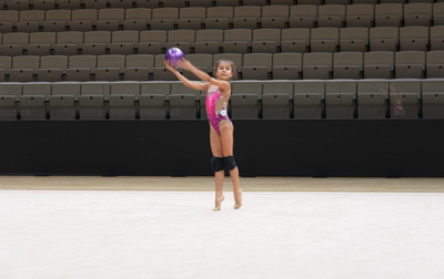 Alina Kabaeva, along with the coaches, tells Diana Sobyanina what to pay attention to in the exercise with the ball