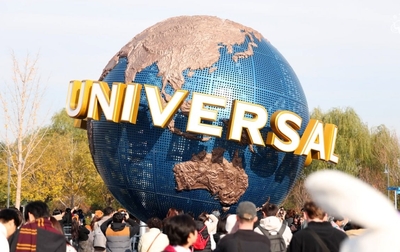 How did the Sky Grace Cup International Tournament and Beijing Top Open 2025 participants and their coaches spend a day at Universal Studios Beijing amusement park?