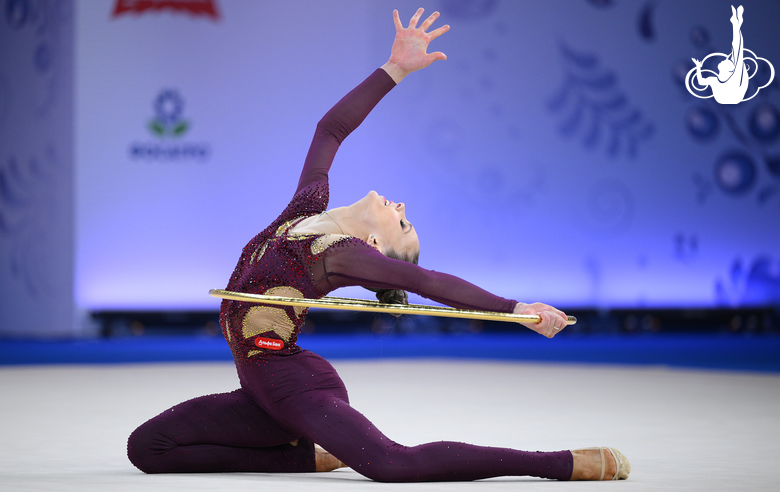 Арина Ковшова во время упражнения с обручем