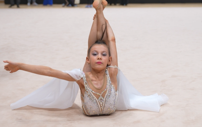 Young gymnast shows Olympic champion Alina Kabaeva's signature element