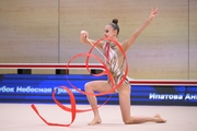 Ангелина Ипатова во время упражнения с лентой