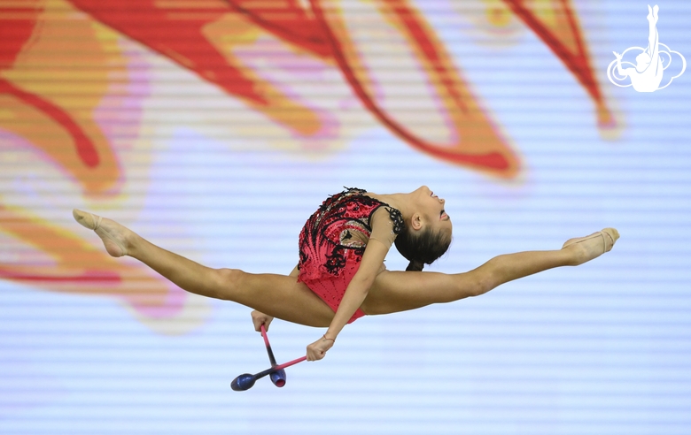 Ksenia Savinova during the clubs exercise