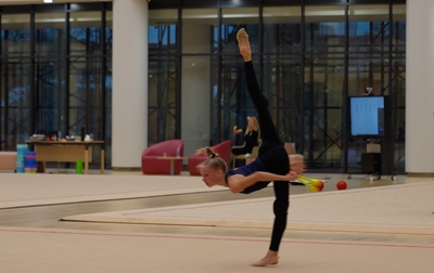 Алина Кабаева и тренер Ольга Минигалина напоминают Еве Кононовой о важности выполнять все элементы через длинные линии