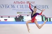София Никольская во время упражнения с обручем