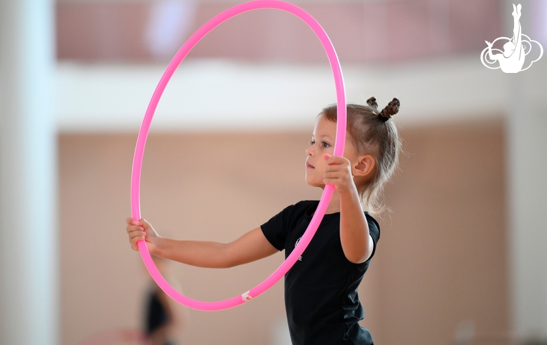 Юная гимнастка во время тренировки