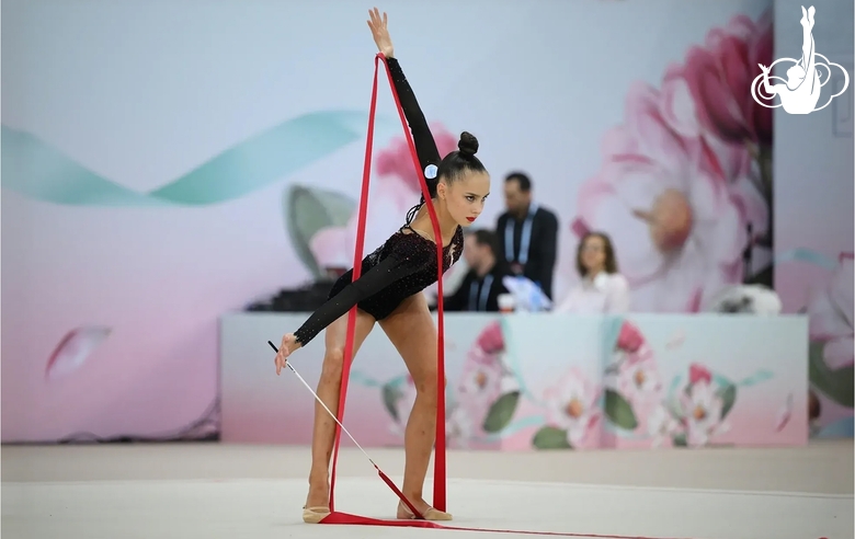 Мария Борисова во время выполнения упражнения с лентой