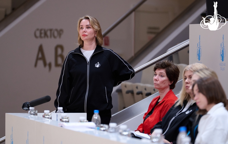 Специалисты Академии и хореограф Ирина Зеновка во время контрольной тренировки перед чемпионатом Европы