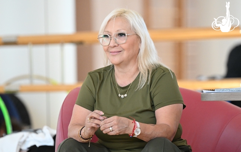 Тренер Лаура Акоста из Мексики во время тренировки гимнасток Академии