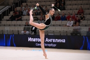 Ангелина Ипатова во время упражнения с булавами