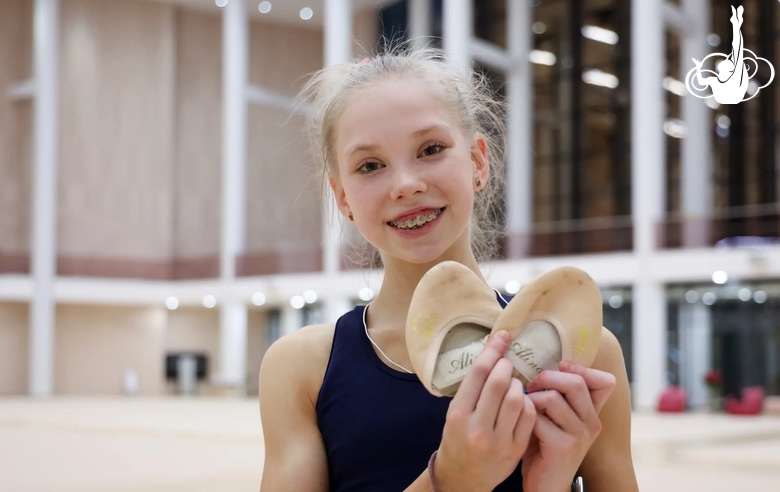 Ева Кононова с получешками от олимпийской чемпионки Алины Кабаевой