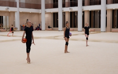 The Olympic champion evaluated the skills of the Academy's new junior group exercise gymnasts