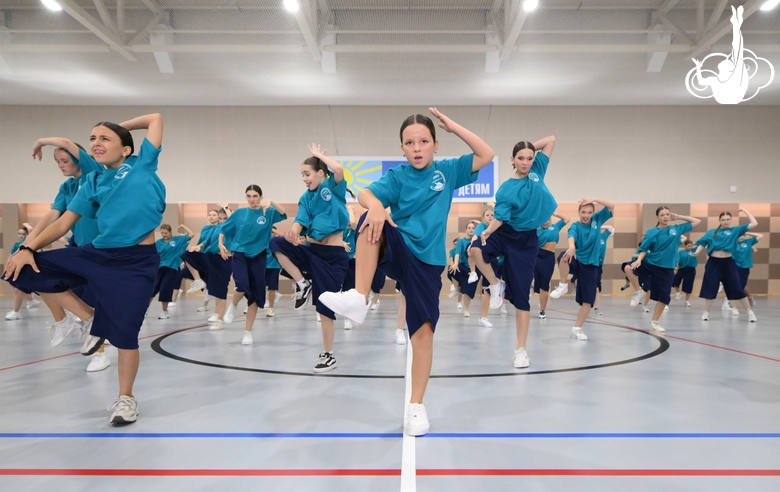 Alla Dukhova's dance studio TODES intensive course participants during a flash mob