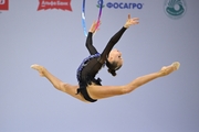 Яна Заикина во время упражнения с обручем
