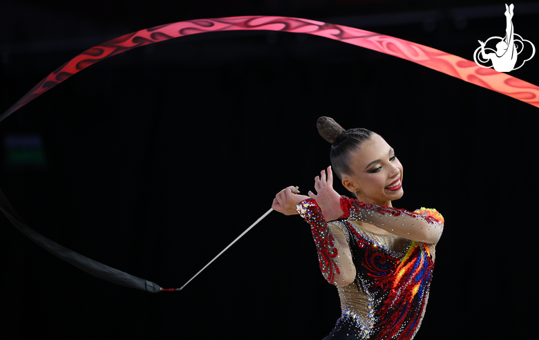 Кира Пушилина во время упражнения с лентой