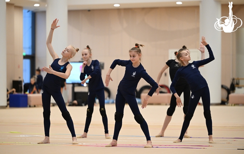 Групповички-юниорки Академии во время постановки программы с хореографом фестиваля «Алина» Ириной Зеновкой