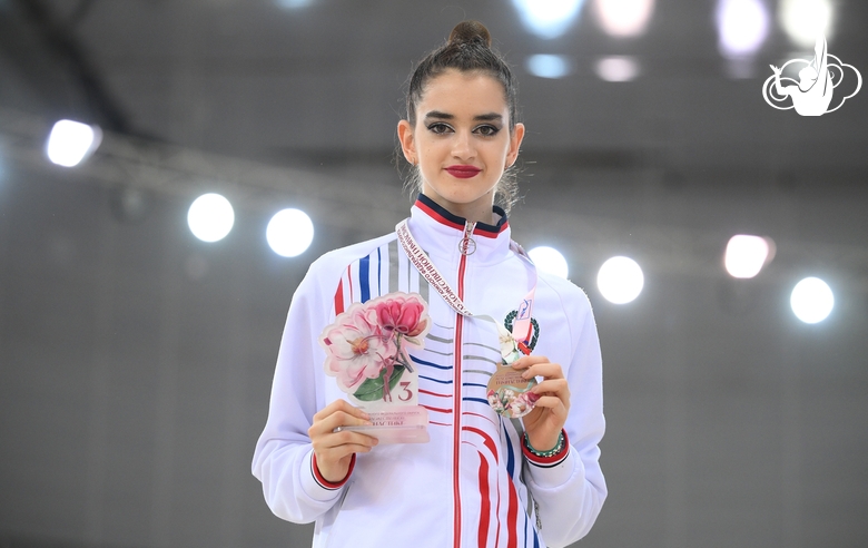 Anna Vakulenko after the award ceremony of the team competition