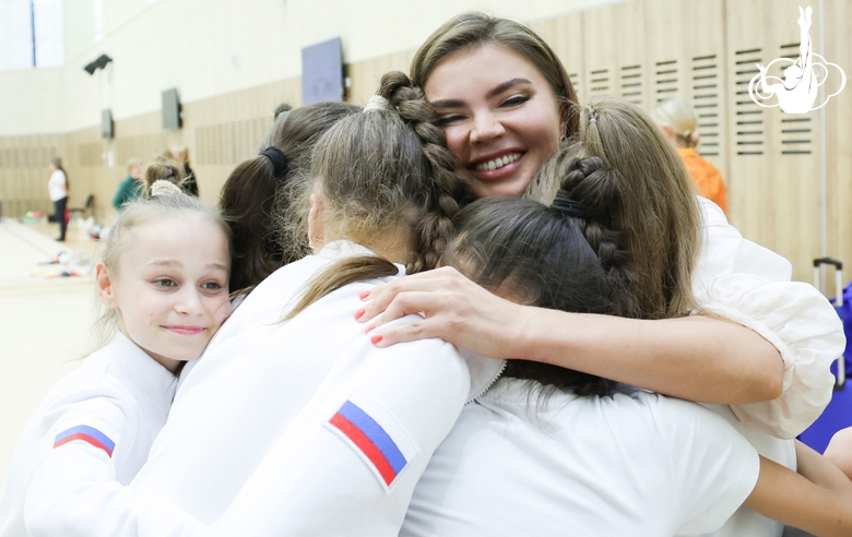 Олимпийская чемпионка Алина Кабаева с гимнастками Академии