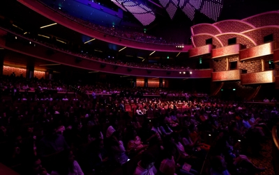 Зрители в The Grand Theatre в Мумбаи