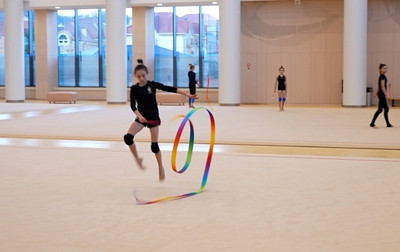 A fragment of the training that Alesya Naifonova from Vladikavkaz had with the Olympic champion on the ribbon risk