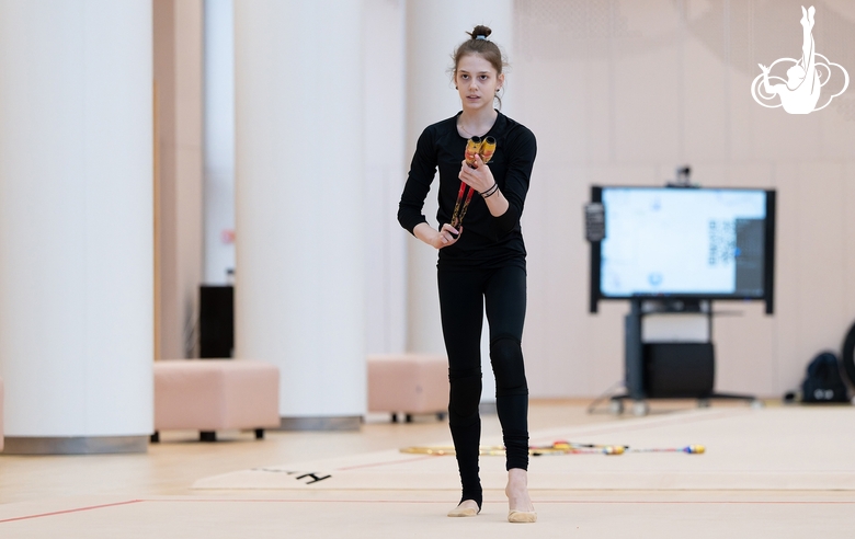 Арина Лысенко во время просмотра в команду групповых упражнений Академии