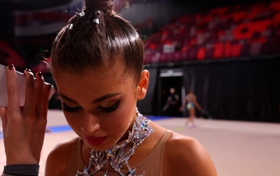 Alina Kabaeva supports Karolina Tarasova during the all-around of the Cup of the Strongest final
