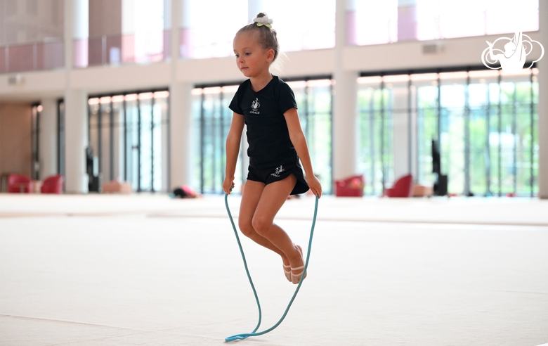 Юная гимнастка во время тренировки