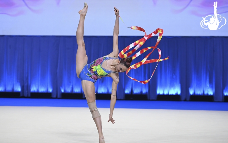 Gretel Mendoza during an exercise with a ribbon