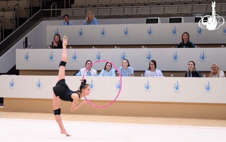 Мария Борисова во время тренировки с участием олимпийской чемпионки Алины Кабаевой