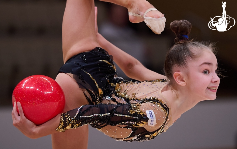 Ksenia Savinova during an exercise with a ball at the control training session