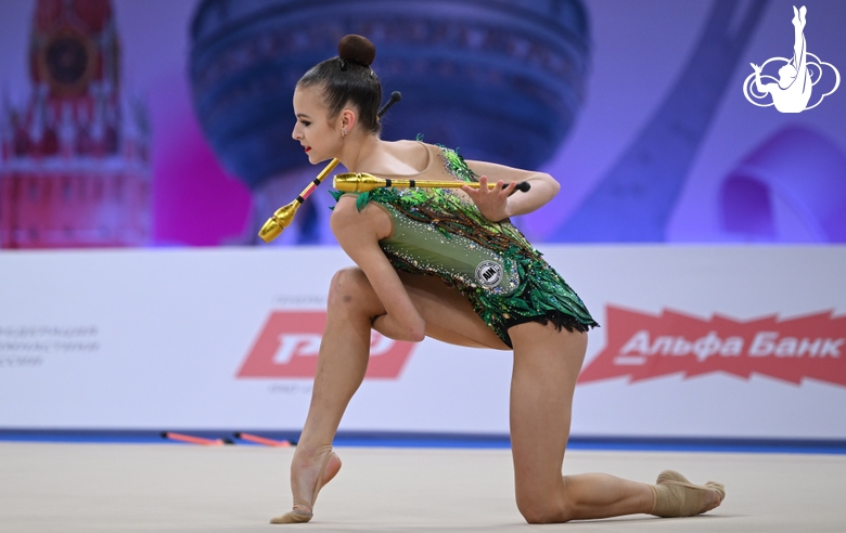 Daria Verenich during an exercise with clubs